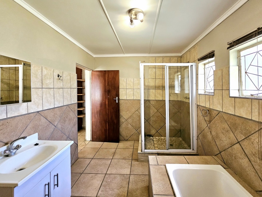 6 Bedroom Property for Sale in Bloemfontein Rural Free State